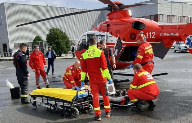 Unui tânăr i-a fost smuls brațul din umăr, de o presă de rulare, la o fabrică din Arad. A intervenit elicopterul SMURD