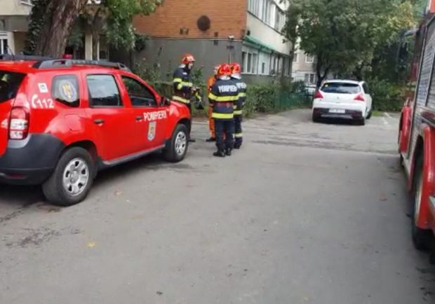 O femeie a murit, iar alta a fost găsită inconștientă într-un apartament din Oradea. Un vecin a sunat la 112 și a anunțat că pe scară se simțea miros de gaz