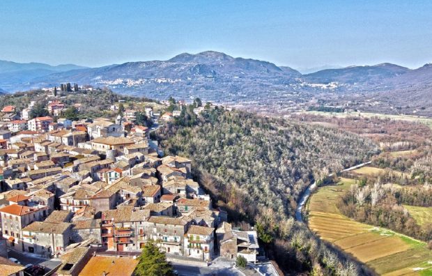 O româncă a născut gemeni, pe autostradă. Primarul localității italiene unde locuiește: „Nu mai închidem grădinița!”