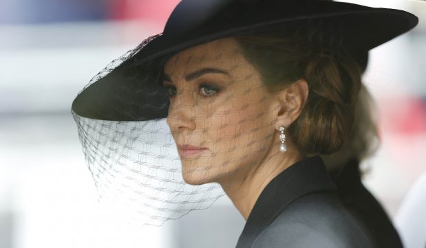 Semnificația bijuteriilor purtate de Kate Middleton la funeraliile reginei Elisabeta a II-a. I-a adus un omagiu suveranei, dar și Prințesei Diana