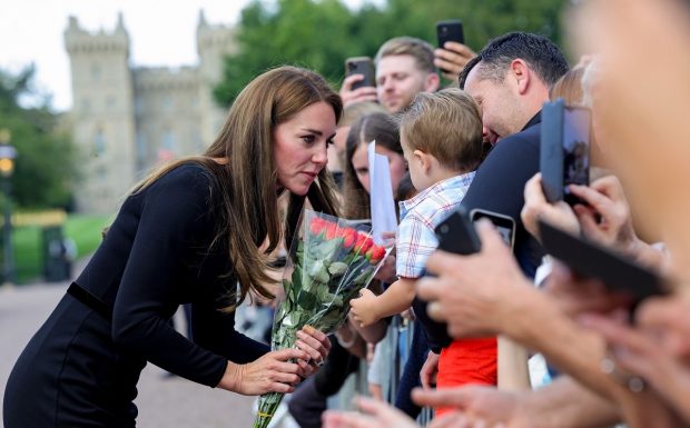 Kate, soția Prințului William, a consolat o fetiță care plângea în fața castelului Windsor, unde mii de oameni au adus omagiul lor Reginei Elisabeta