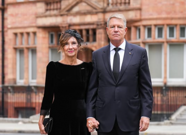 Cum au venit îmbrăcați Carmen și Klaus Iohannis, la înmormântarea reginei Elisabeta a II-a. Imagini publicate de stilistul Primei Doamne