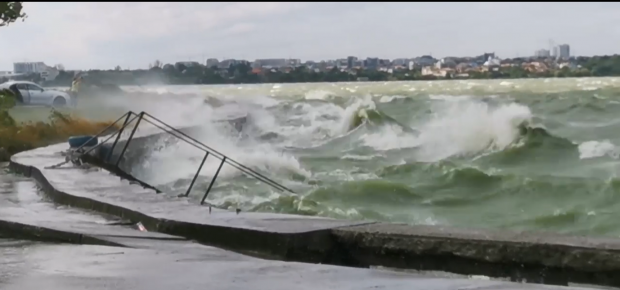 Imagini rare cu lacul Siutghiol din Constanța, care „fierbe” din cauza rafalelor puternice  | VIDEO