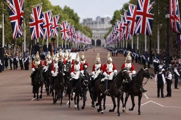 ÎN DIRECT: Procesiune de amploare în Londra. Sicriul cu trupul reginei Elisabeta a II-a, dus de la Palatul Buckingham la Westminster Hall