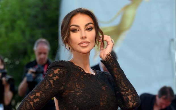 Cum a apărut Mădălina Ghenea la Festivalul de la Veneția. A fost nevoită să își schimbe coafura, după ce o insectă a ciupit-o de frunte