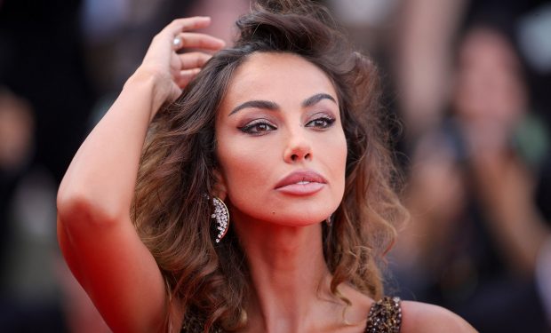 Cum a fost Mădălina Ghenea pozată în costum de baie chiar de fiica ei. Vedeta și Charlotte, care are 5 ani, locuiesc în Italia