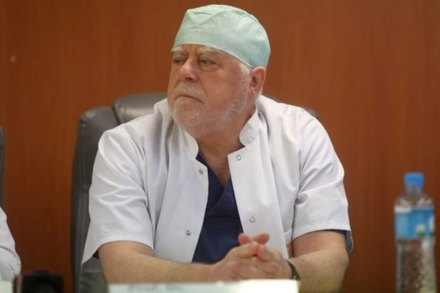 Chirurgul din Timișoara, prins în flagrant când lua mită, a fost reținut. Șase pacienți l-au acuzat că cerea bani