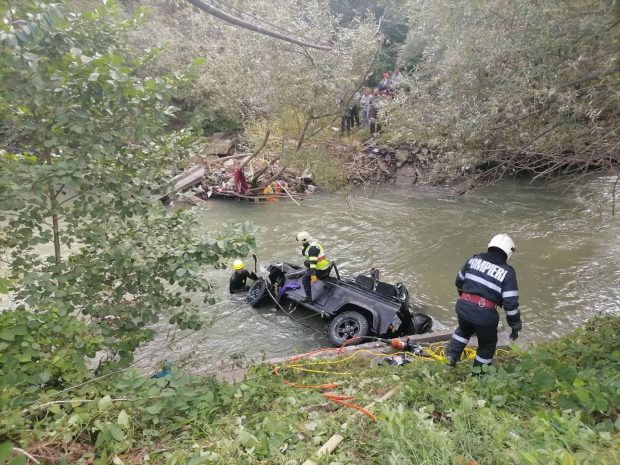 Doi bărbați au murit după ce maşina în care se aflau a căzut în râul Bistriţa