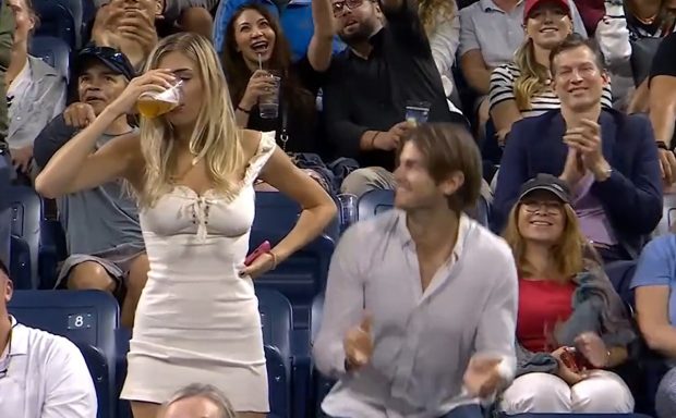 Cine e Megan Lucky, tânăra care doi ani la rând a fost filmată când bea pe nerăsuflate un pahar cu bere, în tribune la US Open | VIDEO
