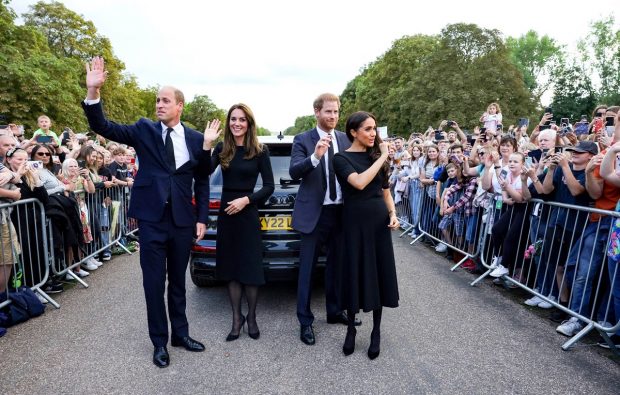 Nepoții reginei, William și Harry, și soțiile lor, au ieșit în fața Palatului Windsor și au mulțumit oamenilor pentru omagiile aduse bunicii lor