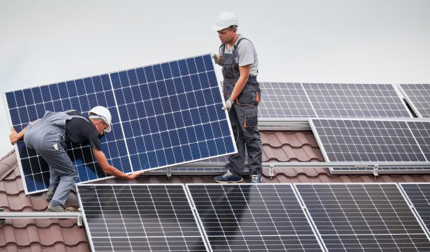 Panourile solare – o afacere care a explodat: „Cererea a crescut de patru ori în 2022 și se va dubla în 2023”. Cât costă instalarea și în cât timp se recuperează investiția