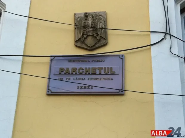 Procurorii din Sebeș au iertat doi bărbați care au atacat o mașină a Poliției Locale și au amenințat agenții baricadați în ea