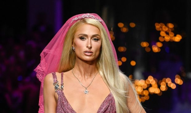 Paris Hilton a defilat pentru Versace la Săptămâna Modei de la Milano. Rochia mult prea decoltată i-a creat probleme pe podium