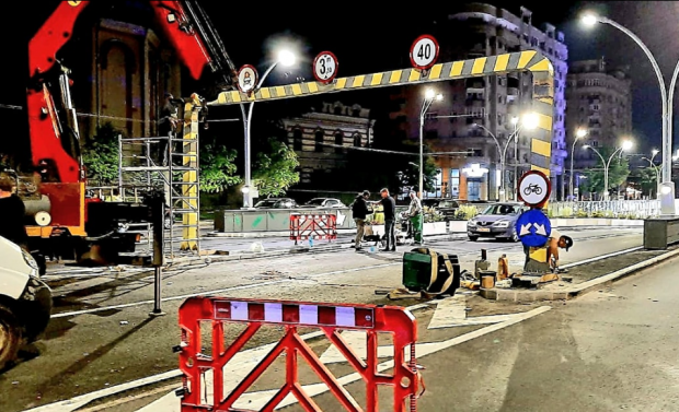 Traficul în Pasajul Unirii s-a reluat, după ce limitatorul de înălțime, distrus de un TIR, a fost reparat