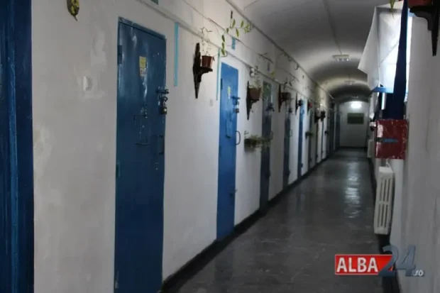 Un tânăr închis la Penitenciarul Aiud a amenințat cu moartea doi polițiști: „Când te prind te sugrum, nu scapi fără un ciob în gât!”