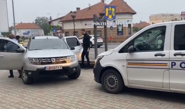 Percheziții în Alba, la persoane care ar fi folosit cardurile unui bătrân pentru a plăti online jocuri de noroc