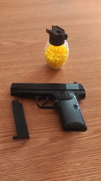 Un elev de 16 ani din Rovinari a tras cu un pistol cu bile într-o colegă, în sala de clasă