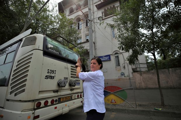 REPORTAJ. Călătorie cu troleul doamnei Polixenia: „Sunt soție, mamă și bunică, iar când plec de acasă, conduc troleibuzul”