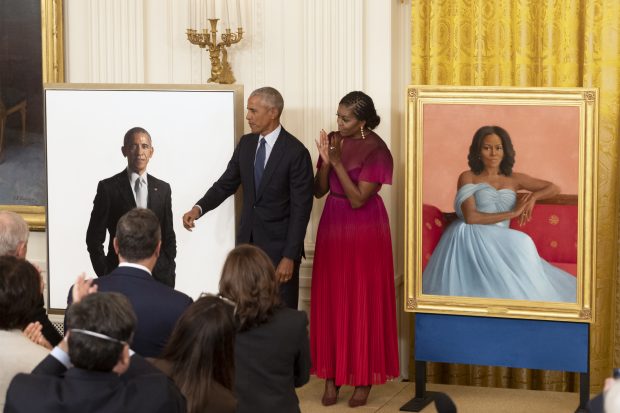 Barack și Michelle Obama și-au dezvelit potretele oficiale de la Casa Albă, la peste cinci ani de la încheierea mandatului prezidențial