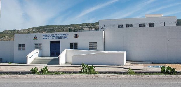 Deținutele dintr-o închisoare din Haiti au evadat în masă, după ce au imobilizat agenții de pază