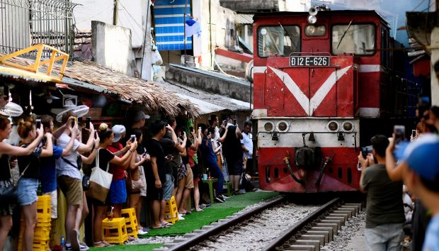 „Strada Trenului” din centrul orașului Hanoi, închisă după un accident, spre nemulțumirea turiștilor