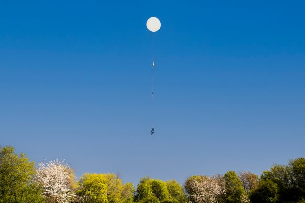 Un bărbat care culegea muguri de pin dintr-un balon cu hidrogen, în China, a plutit în derivă 300 de kilometri, înainte de a fi salvat