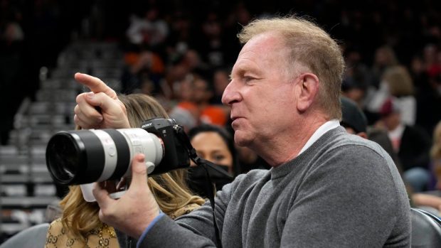 Robert Sarver, patronul clubului Phoenix Suns, amendat de NBA cu 10 milioane de dolari și suspendat timp de un an. De ce a fost acuzat
