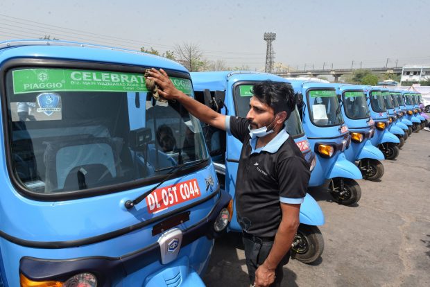 Viteza cu care crește industria mopedelor și ricșelor electrice made in India. Cum arată vehiculele de doar 1.000 de dolari
