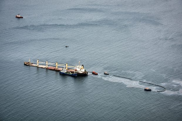 Scurgere de petrol în apele Gibraltarului, după ce două vase s-au ciocnit. Autoritățile încearcă să oprească o catastrofă ecologică