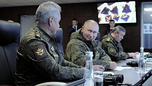 Vladimir Putin supervizează exercițiile militare din Marea Japoniei cu zâmbetul pe buze