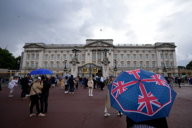 Sute de oameni au primit vestea morții reginei în fața Palatului Buckingham. Lumea s-a adunat și în fața Castelului Balmoral
