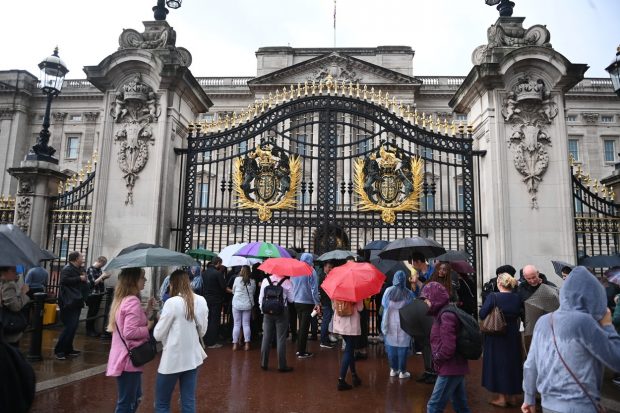 Corespondență din Londra, în orele în care se așteaptă vești despre Regina Angliei: „Oamenii sunt foarte îngrijorați, BBC și-a întrerupt  programul obișnuit”