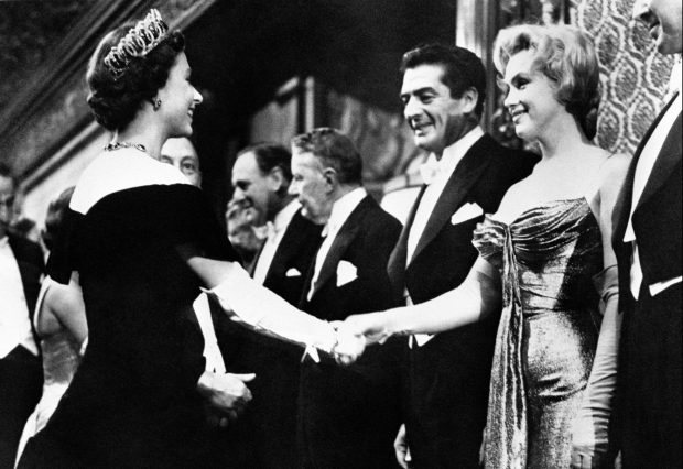 Momentul întâlnirii dintre Regina Elisabeta a II-a și Marilyn Monroe. Evenimentul a avut loc acum mai bine de 65 de ani