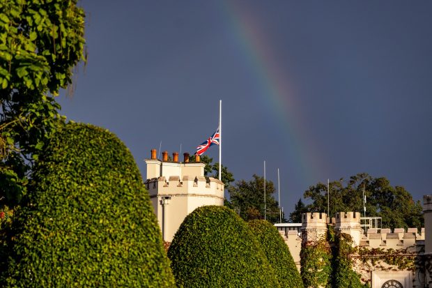 Un curcubeu dublu a apărut deasupra Palatului Buckingham, după moartea Reginei Elisabeta a II-a