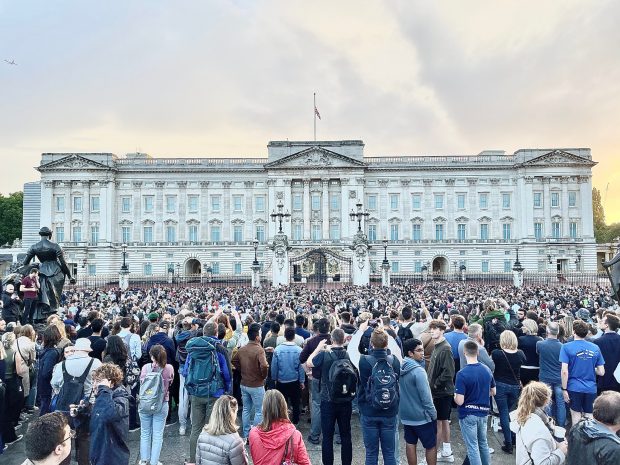 Sute de britanici, în faţa Palatului Buckingham pentru a-și deplânge regretata regină | VIDEO