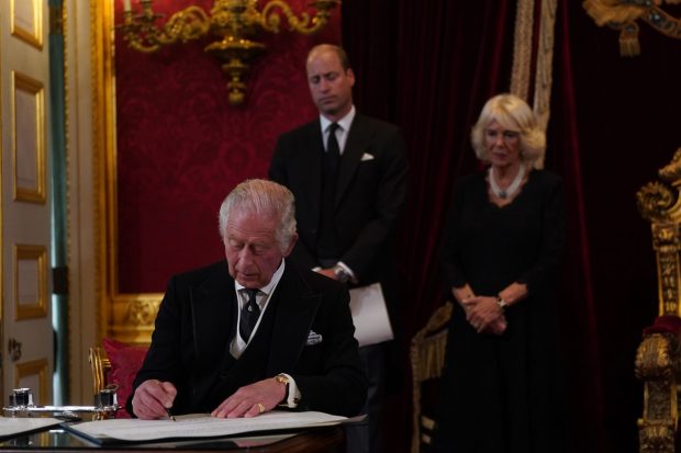 Regele Charles al III-lea, furios pe asistentului său în timpul semnării proclamației regale. Ce i-a atras nemulțumirea