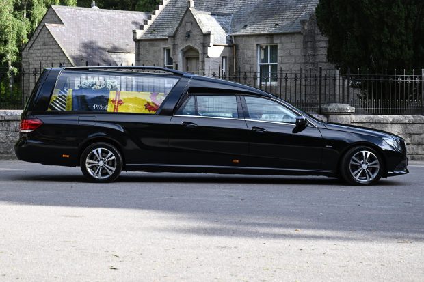 Sicriul reginei Elisabeta a II-a a plecat din Balmoral spre Edinburgh. Călătoria va dura șase ore