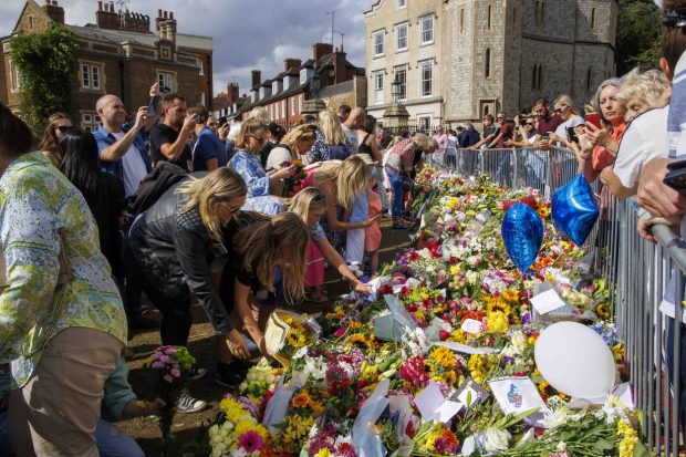 Britanicii, rugați să nu aducă ursuleți de pluș, baloane sau lumânări la funeraliile reginei Elisabeta a II-a