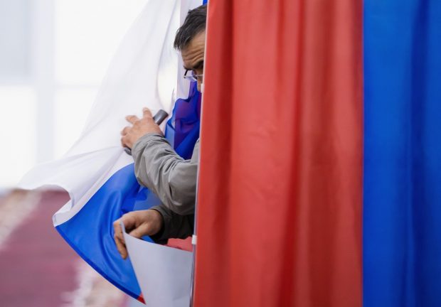 Alegerile din Rusia – multiple cazuri de oameni arestați de poliție pentru că au scris pe buletinele de vot mesaje contra războiului: „Putin e un prost”