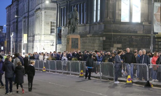 Mii de oameni au stat la coadă peste noapte, în Edinburgh, pentru a-i aduce un ultim omagiu reginei. Sicriul va ajunge azi la Londra