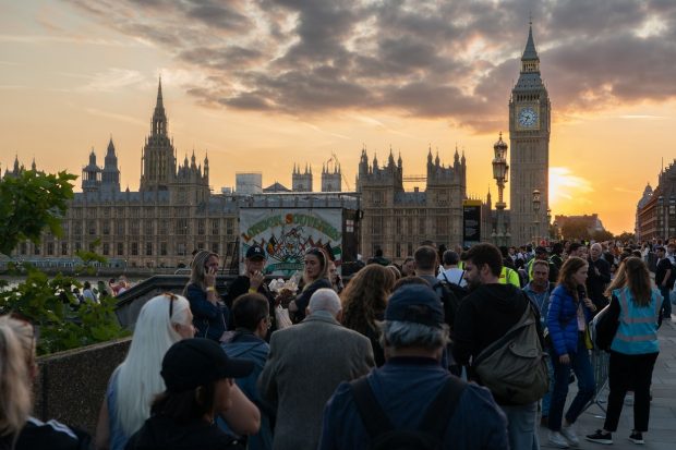 FOTO: Coadă de câțiva kilometri, în Londra, formată de britanicii care vor să-și aducă omagiile reginei