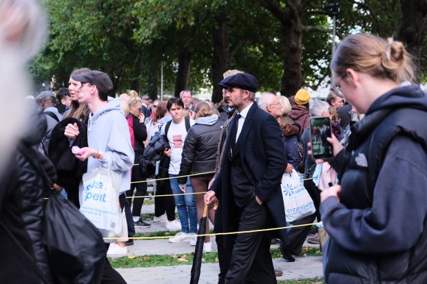 David Beckham a stat aproape 13 ore la rând ca să-i aducă un omagiu reginei Elisabeta a II-a. ”E un moment special să fii aici”