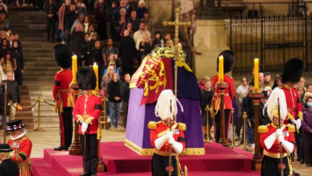 Incident Westminster Hall. Bărbat reținut după ce a ieșit din rând și a atins sicriul reginei Elisabeta a II-a