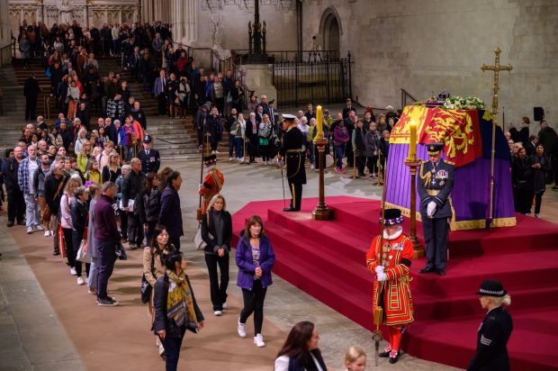 Omagiile pentru Regina Elisabeta a II-a de la Westminster Hall. Prinţii William şi Harry vor participa la priveghiul de azi