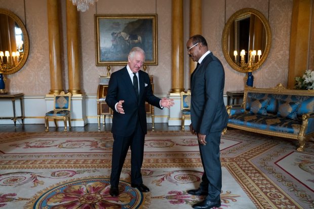 Întâlnirea ciudată pe care a avut-o regele Charles cu doar o zi înainte de înmormântarea reginei Elisabeta a II-a – presa britanică