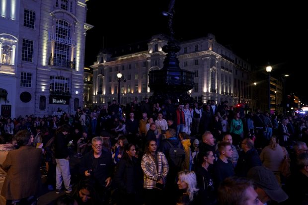Minut de reculegere în Marea Britanie în memoria reginei Elisabeta a II-a. Imagini emoționate cu oamenii aflați pe străzile din Londra | VIDEO
