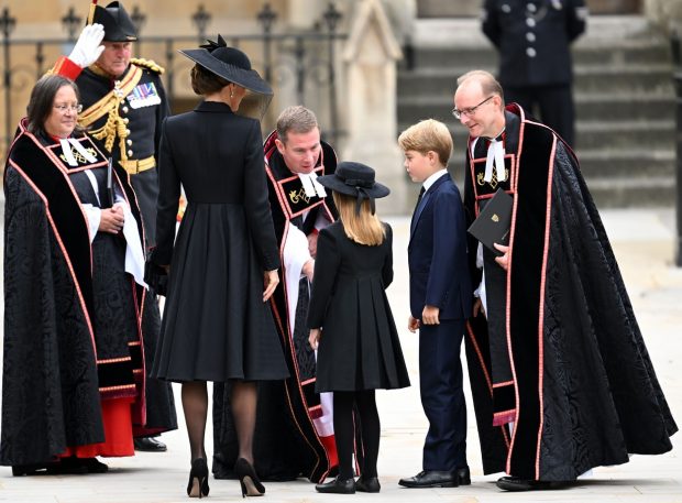 Prințul George și Prințesa Charlotte participă la slujba de înmormântare a reginei Elisabeta a II-a