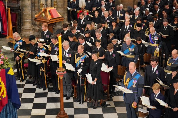Familia Regală, în lacrimi la înmormântarea reginei Elisabeta a II-a. Imagini din timpul procesiunii de la Westminster Abbey