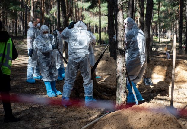 146 de cadavre au fost exhumate până acum din groapa comună de la Izium, multe dintre ele având urme de tortură, anunță guvernatorul din Harkov