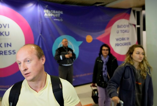 Un bilet de avion pentru plecarea din Rusia a ajuns să coste chiar și 9.000 de euro pe piața neagră, după anunțarea mobilizării